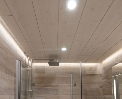 Osvětlení v koupelně při rekonstrukci instalatérských prací dotvářelo atmosféru