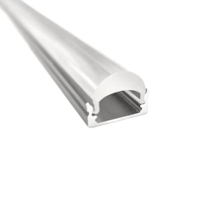 Detail hliníkového profilu LED se zaobleným difuzorem na bílém pozadí, elegantní design a moderní řešení osvětlení.