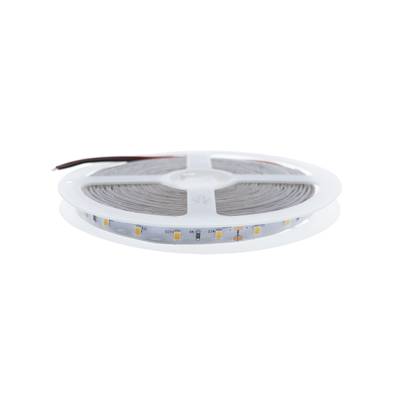 LED pásky s červenými a černými dráty navinutými na bílé cívce, ideální pro energeticky úsporná řešení osvětlení.