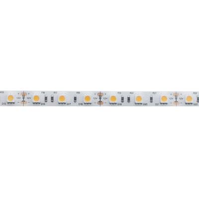 Detail bílého LED pásku s malými, rovnoměrně rozmístěnými kruhovými LED diodami a rezistory v lineárním vzoru pro efektivní osvětlení.