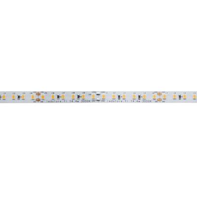 Detailní záběr flexibilního LED pásku s viditelnými diodami a tištěnými specifikacemi, který je ideální pro energeticky účinná řešení osvětlení.