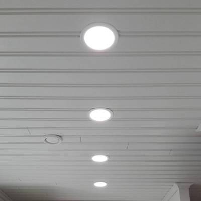 Čtyři vestavná stropní svítidla LED osvětlují bílou obloženou místnost. Kulaté LED panely osvětlují širokým paprskem.