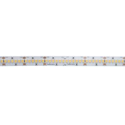 Detailní záběr bílého LED pásku s několika žlutými diodami v řadě na desce plošných spojů pro energeticky úsporné osvětlení.
