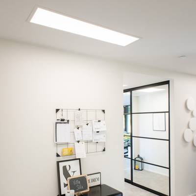 Kancelářská stropní svítidla LED osvětlují moderní pracovní prostor se skleněnou přepážkou a tabulí.