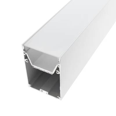 Detail bílého hliníkového výlisku LED: obdélníková vnitřní dutina a obvodové hrany pro bezproblémovou instalaci světla.