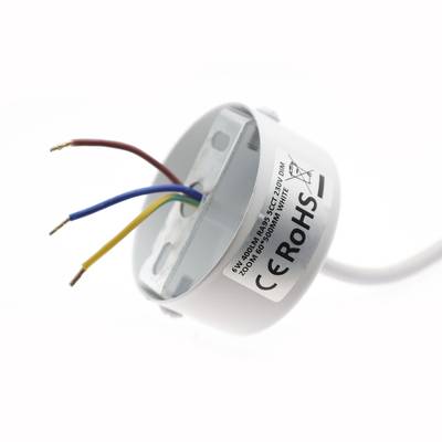 Bílá elektrická součástka pro osvětlení LED se čtyřmi viditelnými barevnými vodiči a certifikací CE RoHS pro bezpečnost a shodu s předpisy.