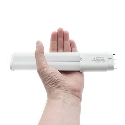 Osoba držící stylovou LED lampu s kovovým hrotem a představující moderní a energeticky úsporná řešení osvětlení.