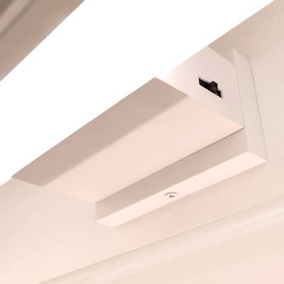 Detailní záběr na nástěnné led herní světlo. Na krytu svítidla je vidět vypínač.