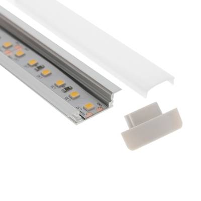 Částečně smontované svítidlo s LED páskem v hliníkovém kanálu s matným krytem, s odstraněnou koncovkou, ideální pro všestranná moderní řešení osvětlení.