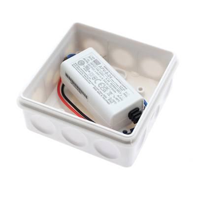 Bílá obdélníková elektrická rozvodná krabice s kabeláží a označenými elektronickými součástkami pro instalaci osvětlení LED.