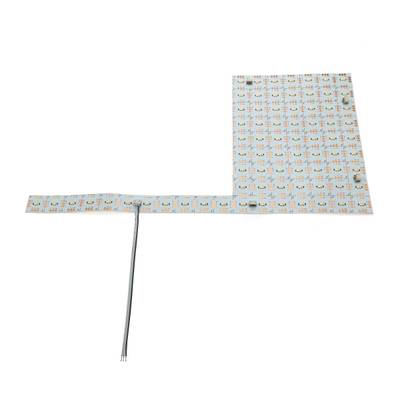 Flexibilní LED pásek ve tvaru písmene L s malými LED moduly, konektorem a prodlužovacími kabely; ideální pro všestranná řešení osvětlení.