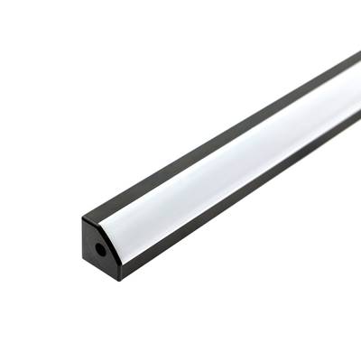 Trojúhelníkový LED pásek s černým rámečkem a bílým difuzorem, který představuje elegantní minimalistický design na bílém pozadí, ideální pro moderní interiéry.