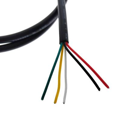 Barevná cívka drátů zblízka: modrá, bílá, červená, zelená a černá na bílém pozadí. Ideální pro řešení a instalace LED osvětlení.