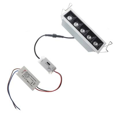 LED svítidlo s 5 žárovkami, obdélníkové, připojené k elektronickému napájení pomocí vodičů a konektorů pro efektivnější osvětlení.