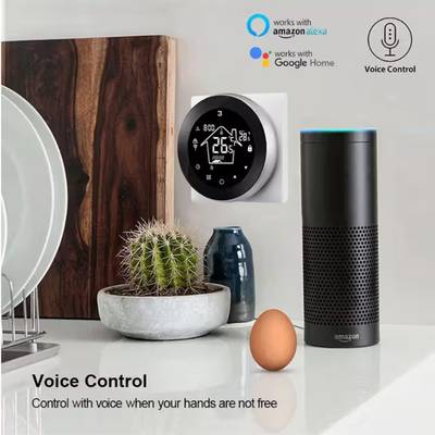 Ruka na chytrém telefonu v blízkosti chytrého ovladače osvětlení LED