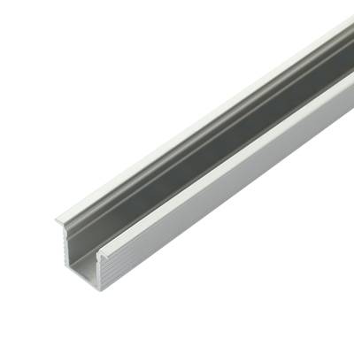 Detailní záběr difuzního pásku pro světlo LED, čirý akrylát se šikmým matným koncem pro rovnoměrné osvětlení.