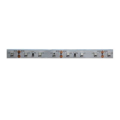 Horizontální LED pásek, malé SMD LED diody, měděné kontakty, flexibilní osvětlení, bílé pozadí, osvětlení