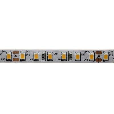 LED pásek zblízka se žlutými a bílými LED diodami, měděnými kontakty a označením průřezu pro osvětlovací aplikace.