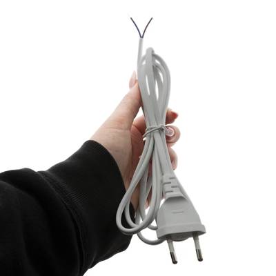 Napájecí kabel ruční LED lampy, vyobrazené dráty, bílé pozadí, elektrické příslušenství.