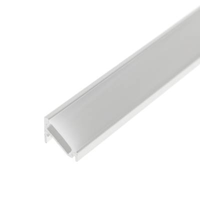 Čirý světelný kanál z LED pásků, difuzor ve tvaru U pro instalaci osvětlení, akrylový materiál na bílém pozadí.