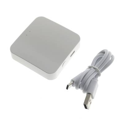 Kompaktní LED ovladač v bílém pouzdře, včetně USB nabíjecího kabelu; podporuje micro-USB a USB-A konektory