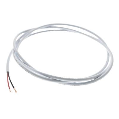 Kroucený šedý elektrický kabel s viditelnými červenými a černými vodiči, vhodný pro instalaci LED osvětlení a elektrické přípojky.