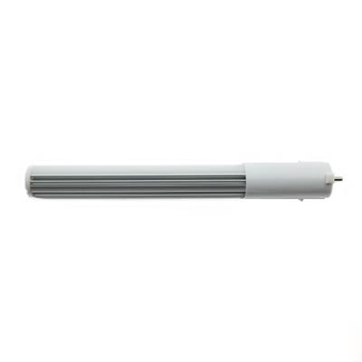 Bílo-šedá válcová LED lampa s žebrovanými boky na čistě bílém podstavci, energeticky úsporné řešení osvětlení.