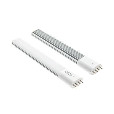 Dvě bílé a stříbrné LED trubice se čtyřpólovými konektory, paralelní uspořádání na bílém pozadí - energeticky účinné osvětlení pro domácnosti a firmy.