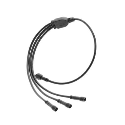 "Černý třícestný rozvodný kabel s centrálním konektorem a třemi větvemi, určený pro osvětlení LED, izolovaný s bílým základem.