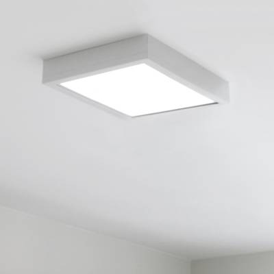 Čtvercové stropní svítidlo s jasným bílým světlem v minimalistické bíle vymalované místnosti. Moderní LED osvětlení zvýrazní každý prostor.