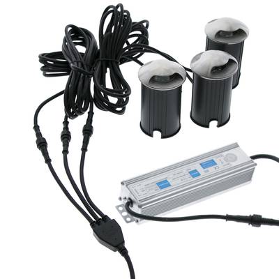 Sada tří černých venkovních svítidel LED s černými kabely v kombinaci s napájecím adaptérem stříbrné barvy pro efektivní využití energie a moderní design.