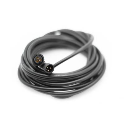 Kroucený černý kabel s tříkolíkovými konektory na obou koncích pro osvětlení LED, zobrazený na bílém pozadí. Ideální pro bezpečné připojení.