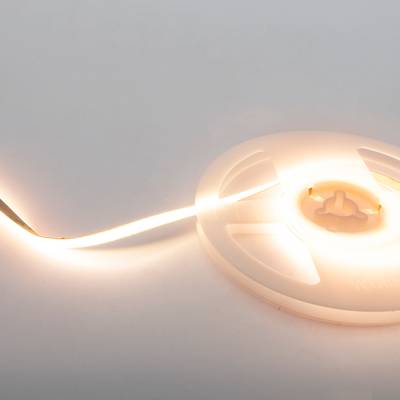 Úzký LED pásek SOLO osvětlený cívkou s barevnou teplotou 3000 K.