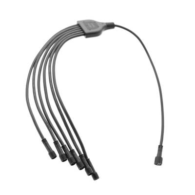 Černý pěticestný rozvodný kabel LED se stejnosměrnými výstupy; ideální pro instalace vysoce účinného osvětlení. Konstrukce s jedním vstupem a pěti výstupy pro větší všestrannost.