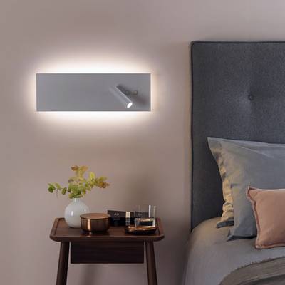Minimalistické obdélníkové nástěnné svítidlo, které jemně svítí na hladkém bílém pozadí, stylové LED svítidlo pro moderní interiéry a efektivní osvětlení.