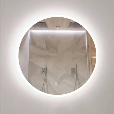 Kruhové koupelnové zrcadlo s LED podsvícením zvýrazňuje moderní sprchový kout, geometrické obklady a dvojité svítidlo.