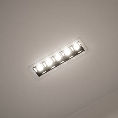 Moderní obdélníkové stropní svítidlo LED s pěti žárovkami na bílém stropě pro energeticky úsporné a stylové osvětlení domácnosti.