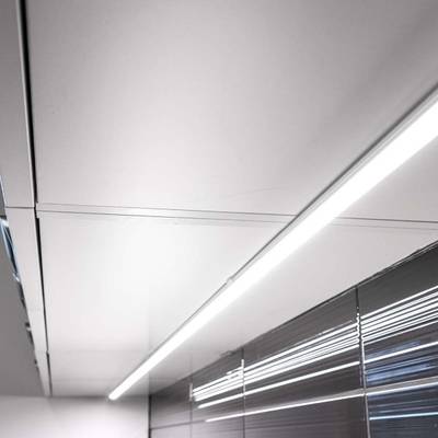 Moderní strop s lineárním LED osvětlením a reflexními stříbrnými panely, který představuje moderní design energeticky úsporného osvětlení.