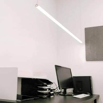 Moderní kancelářské prostředí s energeticky úsporným stropním osvětlením LED, elegantním černým stolem, počítačovým monitorem a uspořádanými zásobníky papíru.