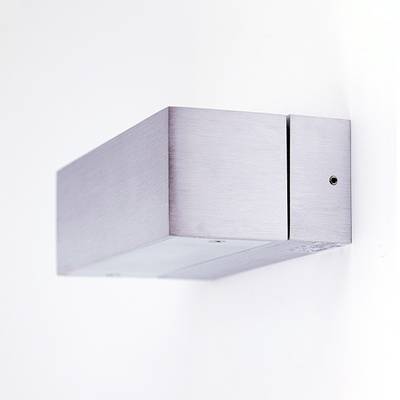 Elegantní obdélníkové kovové nástěnné svítidlo na bílou stěnu, ideální pro moderní minimalistické prostory a modernizaci osvětlení LED.
