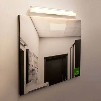 Nástěnné svítidlo LED osvětluje čtvercové zrcadlo, reflexní chodbu na dveřích a abstraktní umělecké dílo. Moderní design osvětlení pro stylové interiéry.