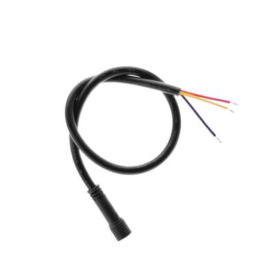 Kroucený černý kabel s konektorem a viditelnými červenými, žlutými a černými vodiči na bílém pozadí - příslušenství pro efektivní instalaci osvětlení LED.