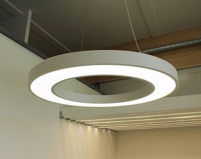 Moderní kulaté stropní svítidlo LED s elegantním designem a měkkou září; ideální pro dodání moderního stylu a energeticky úsporného osvětlení.