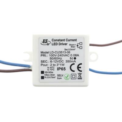 Alternativní text: Bílý regulátor konstantního proudu LED LD-CU3513-06 s viditelnými vodiči a certifikačními symboly, ideální pro řešení osvětlení LED.