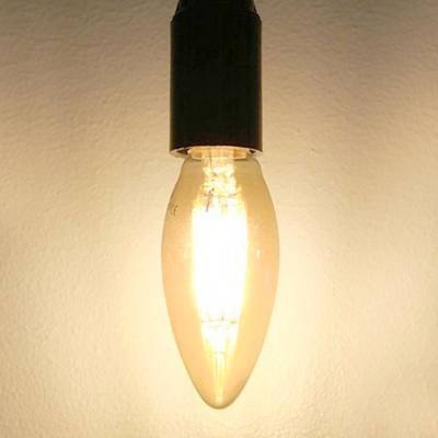 Energeticky úsporná LED lampa s černým podstavcem, která zvýrazní moderní interiér na hladké stěně.