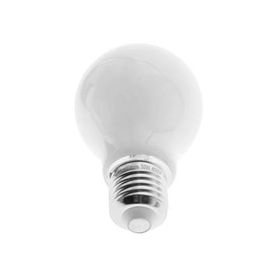 Jasná bílá LED lampa s kovovou šroubovací paticí na bílém pozadí - energeticky úsporné řešení osvětlení.