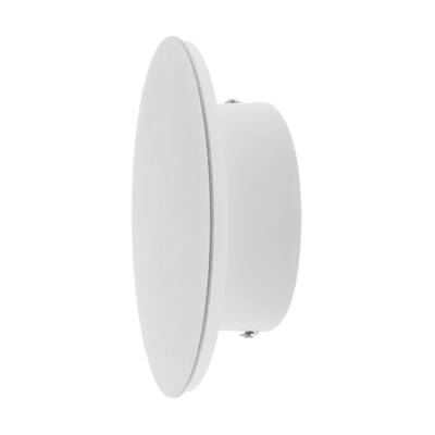 Moderní bílá kulatá nástěnná lampa s minimalistickým designem v bočním obraze na bílém pozadí. Dokonalé řešení osvětlení pro moderní interiéry.