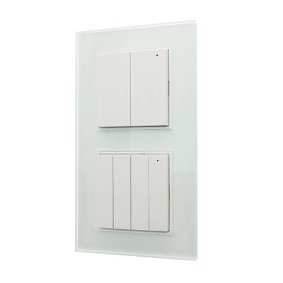 "Moderní bílý spínací panel se dvěma vypínači na průhledném podkladu, izolovaný bílým pozadím pro osvětlení LED.