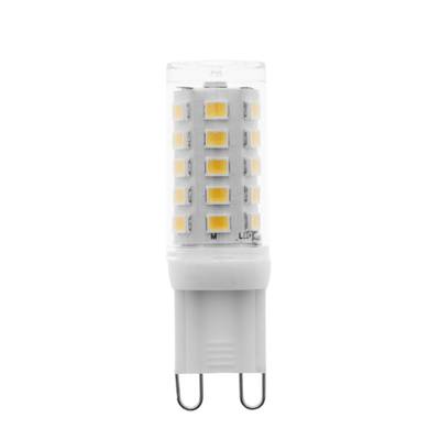 Detailní záběr energeticky úsporné bílé LED lampy se žlutými diodami a dvěma kovovými hroty pro přepínání světelného pohybu na displej.