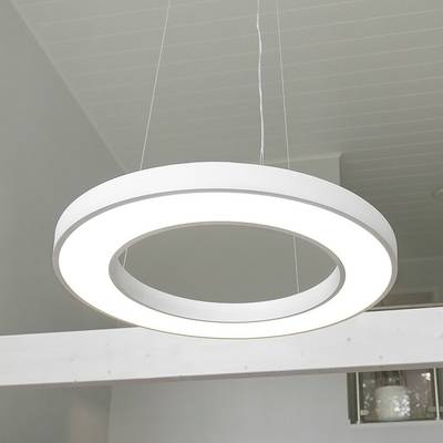 Moderní kruhové závěsné svítidlo LED, které osvětluje strop minimalistické místnosti a představuje elegantní design a energeticky úsporné řešení osvětlení.